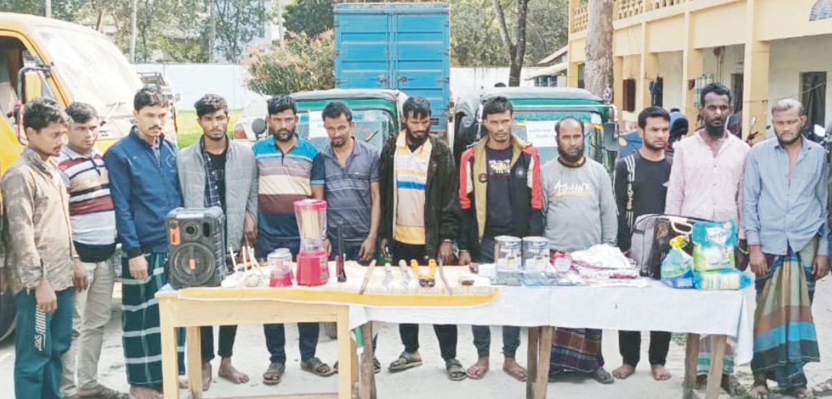 কুমিল্লায় আন্ত:জেলা ডাকাত চক্রের ১২ সদস্য গ্রেপ্তার, লুণ্ঠিত মালামাল উদ্ধার