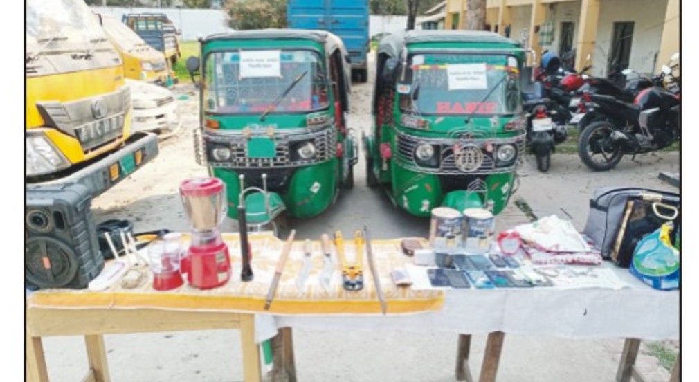 কুমিল্লায় আন্ত:জেলা ডাকাত চক্রের ১২ সদস্য গ্রেপ্তার, লুণ্ঠিত মালামাল উদ্ধার