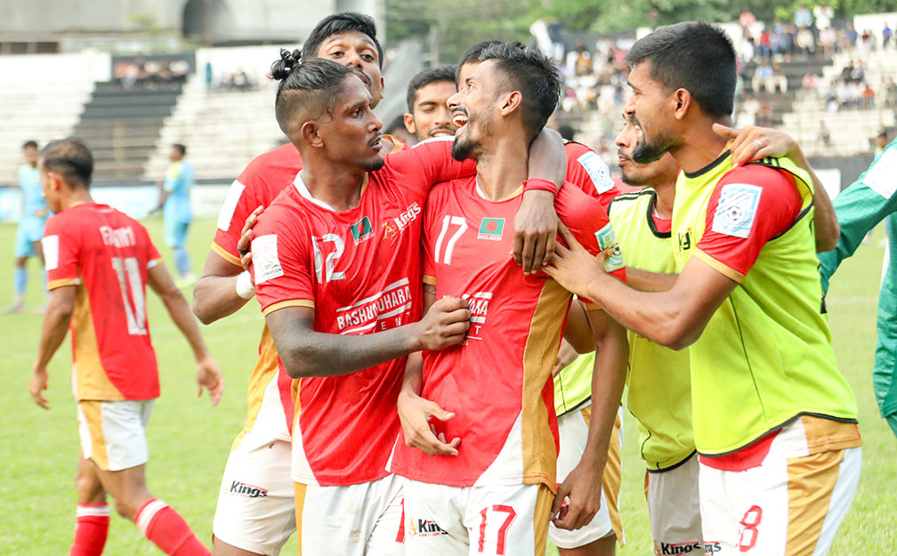 কুমিল্লার মাঠে আবাহনী বধ, শিরোপা পুনরুদ্ধার বসুন্ধরা কিংসের