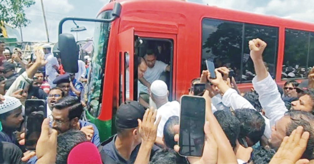 ইলিয়টগঞ্জে প্রধানমন্ত্রীকে ব্যতিক্রমী অভ্যর্থনা ধর্মমন্ত্রী কায়কোবাদের