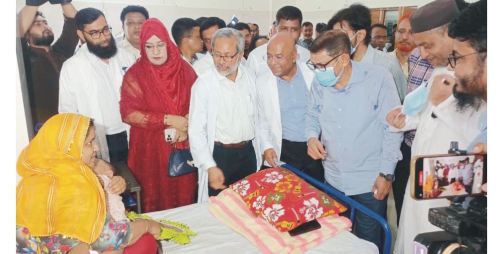 অব্যবস্থাপনা নিয়ে রোগীর স্বজনের সরাসরি অভিযোগের মুখে পড়লেন স্বাস্থ্যমন্ত্রী