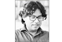 সন্তানের সাফল্যের কফিনে মায়ের পচা লাশ