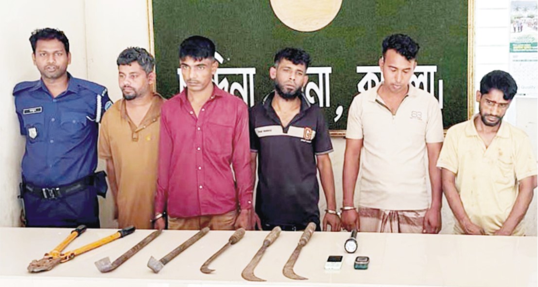 রাতে ডাকাতি করে ভোরে ফেরার পথে অটোরিক্সায় ধাক্কা স্থানীয়রা আটকের পর জানলো তারা ‘আন্তঃজেলা ডাকাত’