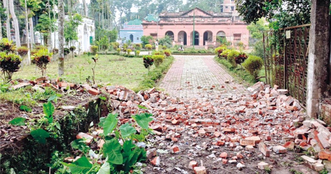 নবাব ফয়জুন্নেছা জমিদার বাড়ি জাদুঘরের ফটকে ভুমিদস্যুদের প্রতিবন্ধকতা : গুড়িয়ে দিলো বিক্ষুব্ধ জনতা