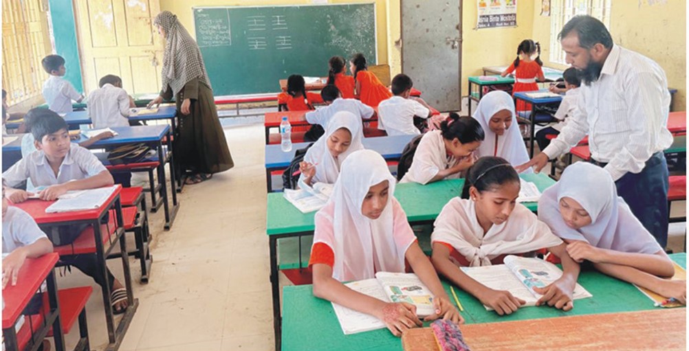 চৌদ্দগ্রামের একমাত্র মডেল সরকারি প্রাথমিক বিদ্যালয় একই কক্ষে দুই শ্রেণীর শিক্ষার্থী